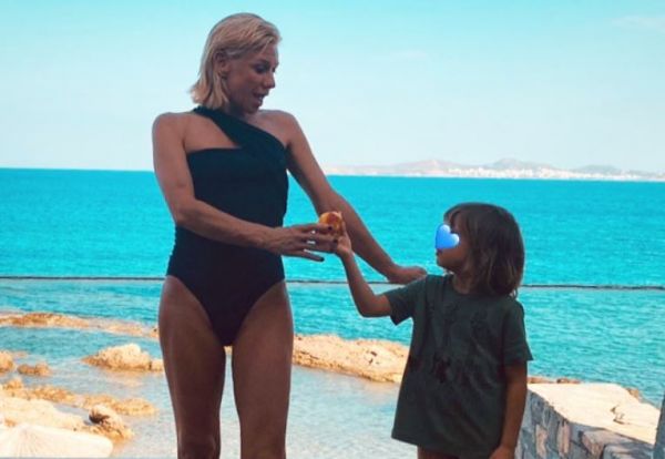 Κατερίνα Καραβάτου – Η σπάνια φωτογραφία με τον μικρό Αρίωνα