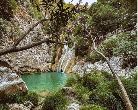 Πολυλίμνιο – Η «γαλάζια λίμνη» της Πελοποννήσου