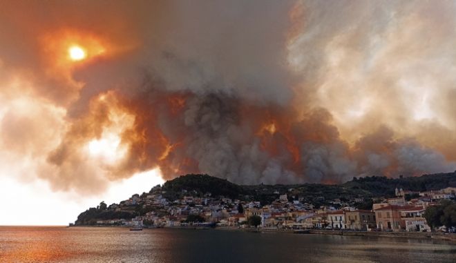 Φωτιά στην Εύβοια - Εκκενώνονται κι άλλοι οικισμοί - Μήνυμα του 112