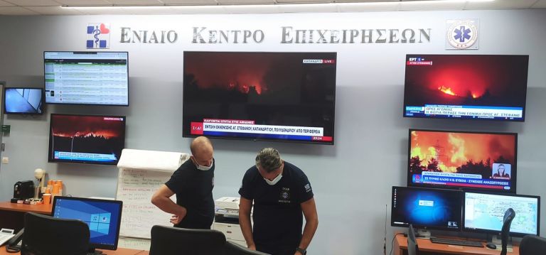 «Στο πόδι» όλη νύχτα το ΕΚΑΒ – Εικόνα από το κέντρο επιχειρήσεων