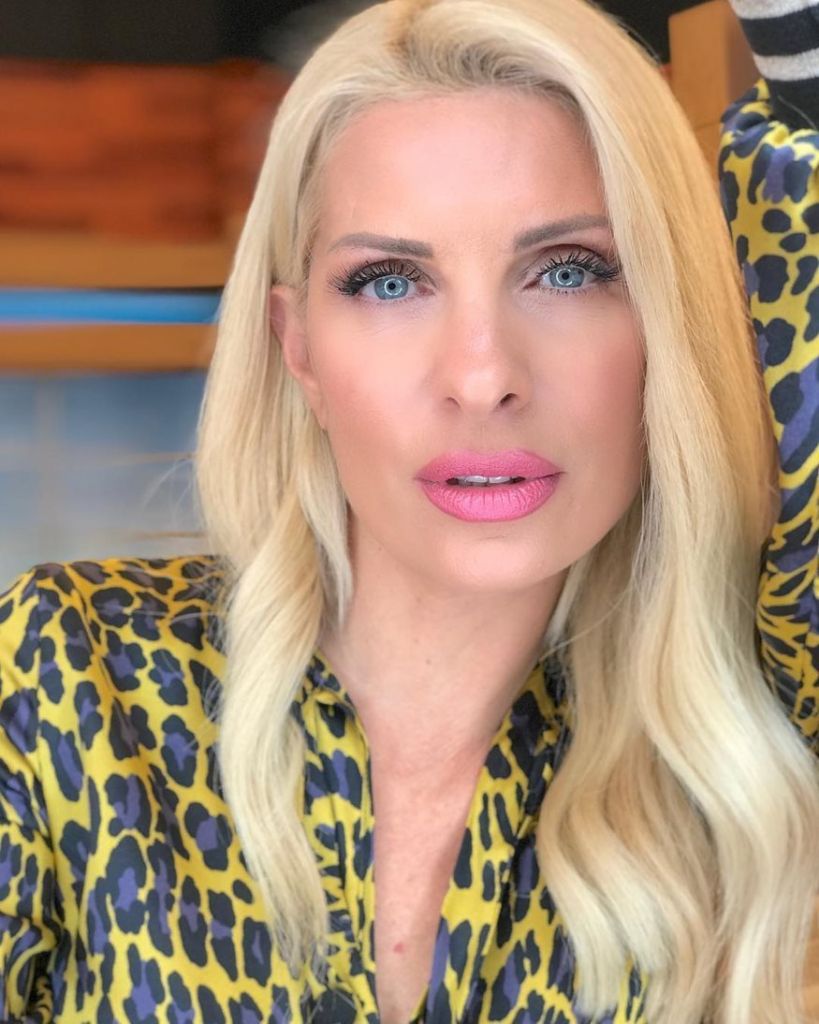 Ελένη Μενεγάκη – Ποζάρει με μαύρο μαγιό λίγο πριν βουτήξει στη θάλασσα