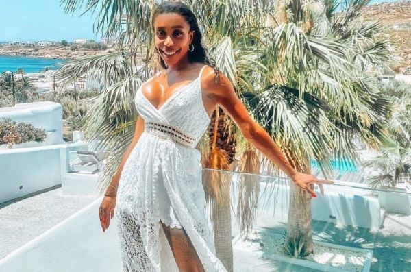 Ελίζαμπεθ Ελέτσι – Τα εντυπωσιακά γενέθλια στη Μύκονο και η τριώροφη τούρτα