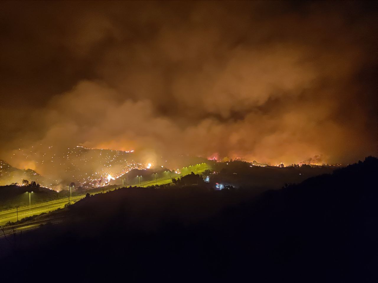 Φωτιά στην Αττική - Εικόνες Αποκάλυψης από την φωτιά που καίει δίπλα στην Εθνική οδό