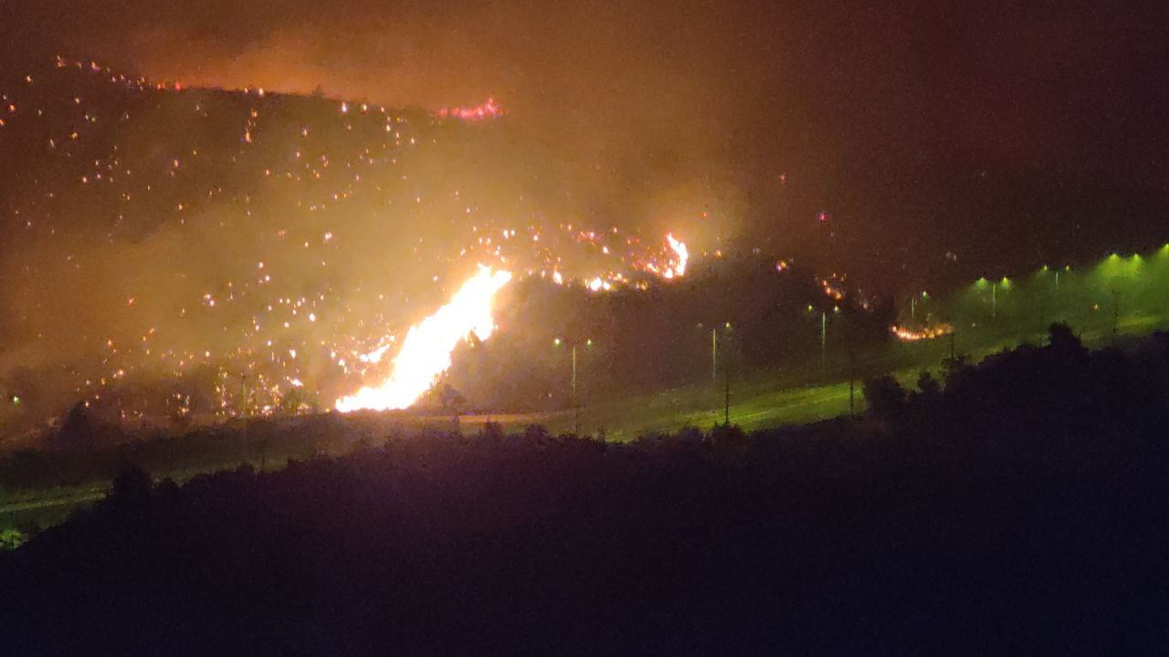 Πύρινος όλεθρος στην Αττική: Ενώθηκε η φωτιά πάνω και κάτω από την Εθνική Οδό – Ολονύχτια μάχη