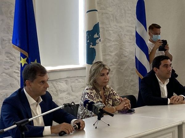 Μήνυμα Θεοχάρη από την Σκιάθο – Ο εμβολιασμός, το εισιτήριο εξόδου προς την ελευθερία