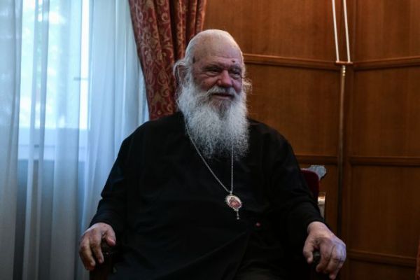 Ο Αρχιεπίσκοπος Ιερώνυμος στους φιλοξενούμενους πυρόπληκτους στις κατασκηνώσεις στον Αυλώνα