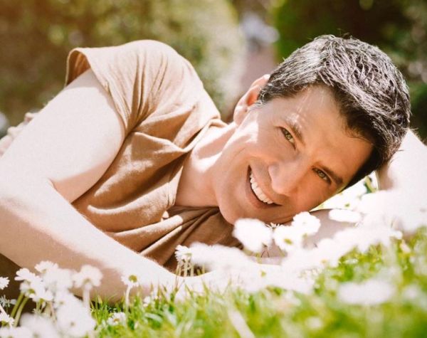 Σάκης Ρουβάς – Σαν αρχαίος θεός με φόντο το ηλιοβασίλεμα