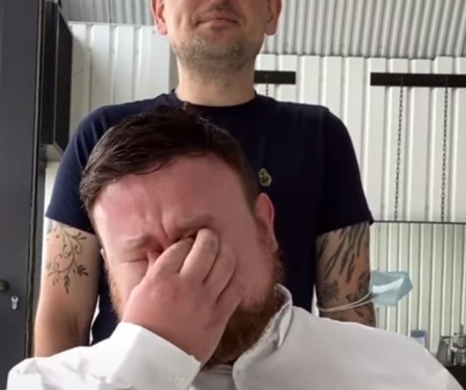 Η απίστευτη αντίδραση 29χρονου που απέκτησε ξανά μαλλιά