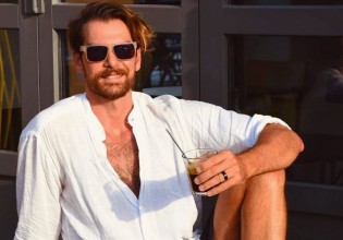 Γιάννης Κουκουράκης – Ποζάρει με το μαγιό του και αφήνει άφωνο τον γυναικείο πληθυσμό