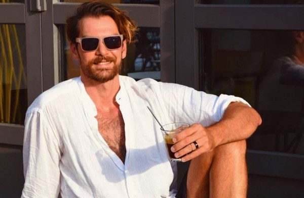 Γιάννης Κουκουράκης – Ποζάρει με το μαγιό του και αφήνει άφωνο τον γυναικείο πληθυσμό