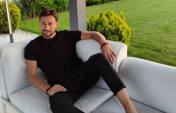 Πάνος Καλίδης – Στην παραλία με αιθέρια ύπαρξη ο τραγουδιστής