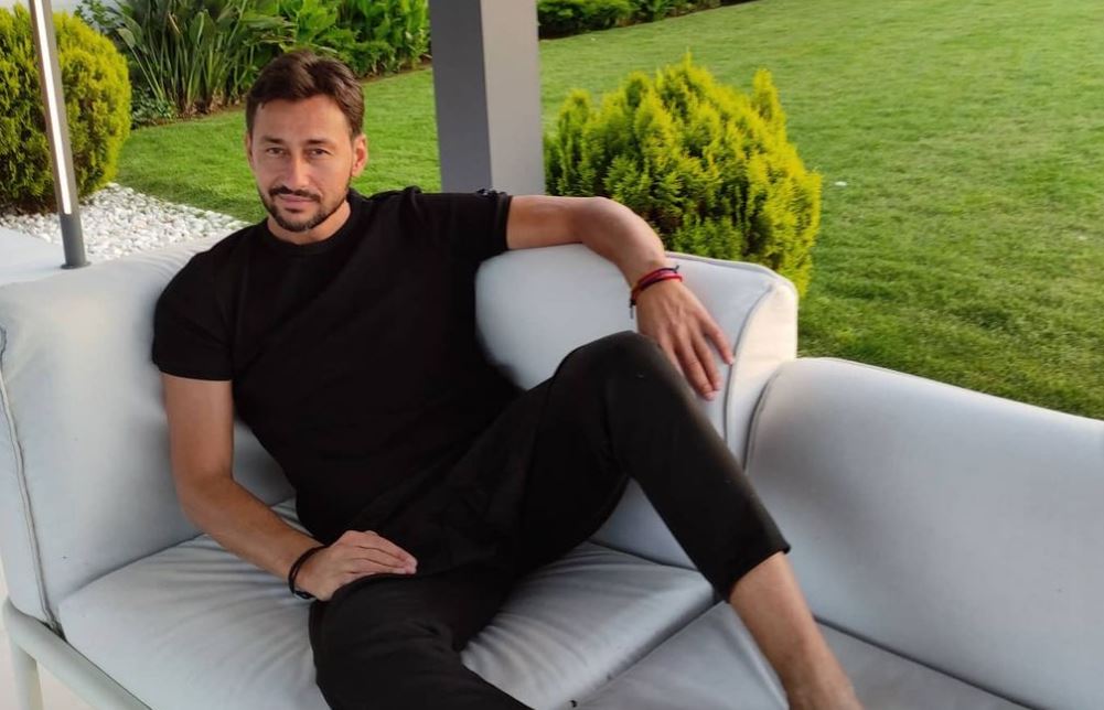 Πάνος Καλίδης – Στην παραλία με αιθέρια ύπαρξη ο τραγουδιστής