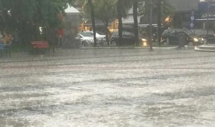 Κατερίνη – Σε ποτάμια μετατράπηκαν οι δρόμοι μετά από ξαφνική καταιγίδα