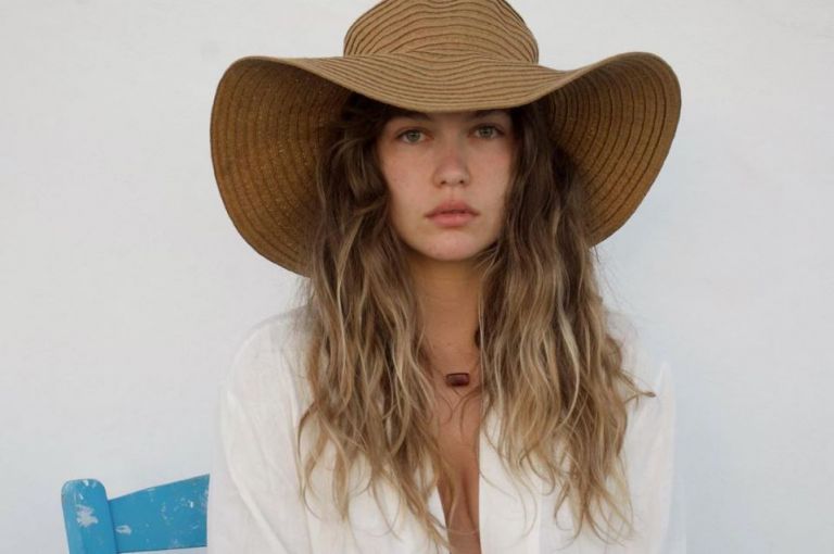 Κλέλια Ανδριολάτου – Ποζάρει τόπλες με θέα το ηλιοβασίλεμα και κόβει την ανάσα