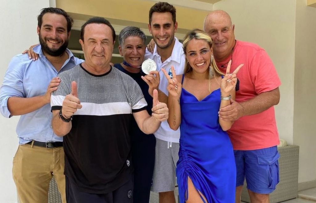 Λευτέρης Πανταζής – Γιόρτασε με όλη την οικογένεια του Μάριου Καπότση και την κόρη του