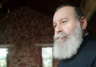 Άγριες Μέλισσες – Ο παπά Γρηγόρης αποκάλυψε ποιος εισβάλει στο Διαφάνι