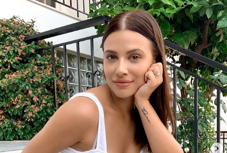 Λάουρα Νάργες και Χρήστος Σαντικάι – Οι πρώτες φωτογραφίες με τα φιλιά τους στην αμμουδιά