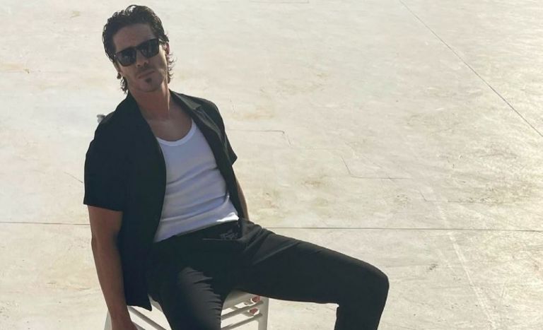 Νίκος Οικονομόπουλος – Με νέο λουκ που θυμίζει τον Γιάννη Σπαλιάρα ο τραγουδιστής