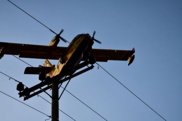 Φωτιά στην Αττική – Οριοθετούν τις περιοχές για τις πρώτες ρίψεις