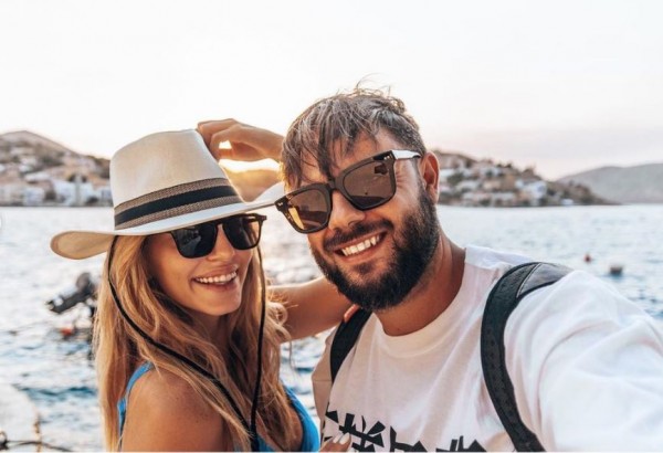 Πέτρος Πυλαρινός – Βάλια Χατζηθεοδώρου – Για διακοπές στη Σύμη το ερωτευμένο ζευγάρι