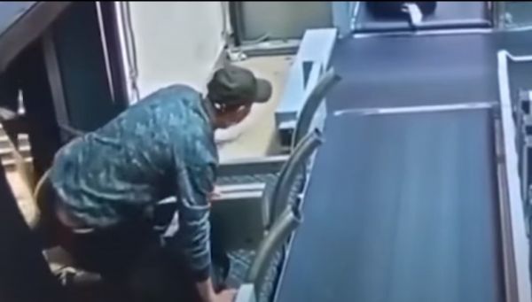 Μεθυσμένος επιβάτης μπήκε στον κυλιόμενο ιμάντα των αποσκευών η κατάληξη δεν ήταν καλή