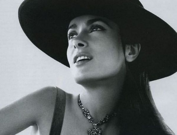 Η Σάλμα Χάγιεκ ποζάρει γυμνή στην μπανιέρα της