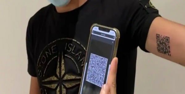 Κοροναϊός – Ένας 22χρονος Ιταλός έκανε τατουάζ… το υγειονομικό πάσο του