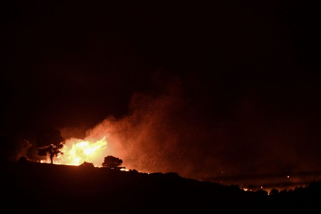 Φωτιά στην Αττική – Απομακρύνονται οι μετανάστες από τη δομή της Μαλακάσας