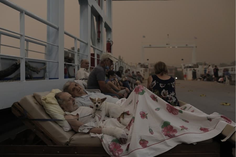 Φωτιά στην Εύβοια - Ρίγη συγκίνησης για τους ηλικιωμένους πυρόπληκτους που έχουν ξαπλώσει στο ferry boat