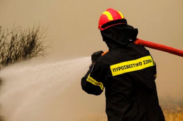 Φωτιά – Viral η φωτογραφία με τους πυροσβέστες που δεν φορούν… κάπα