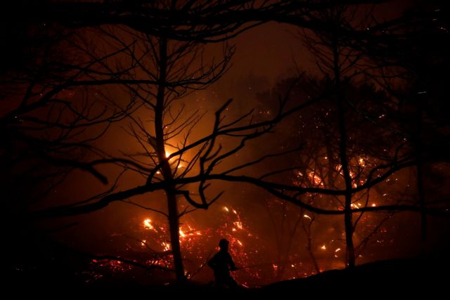 Φωτιά στην Αττική - Η φωτιά έχει κυκλώσει το χωριό των Αφιδνών