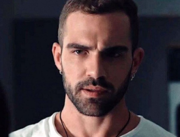 Τζούλιο Φιλίππο Ντ’ Ερρίκο – Διακοπές στη Μύκονο για τον τηλεοπτικό «Φοίβο»