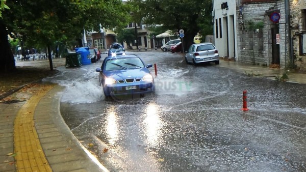Ιωάννινα – Ισχυρή βροχόπτωση – Προβλήματα στους δρόμους και το δίκτυο της ΔΕΗ
