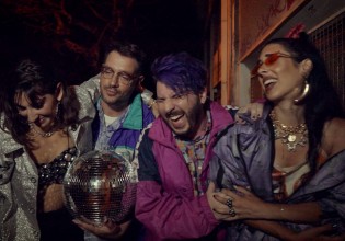 «Αυτή η πόλη» – Ο Silot βάφει μωβ το τραγούδι των Μίκρο στο νέο του κλιπ