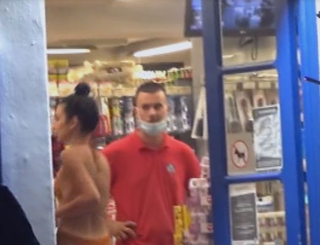 Μύκονος – Ιταλίδα τουρίστρια πήγε το βράδυ στο σουπερμάρκετ με μαγιό «κόλαση»