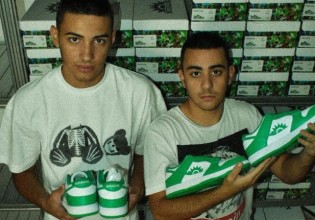 Η ιστορία πίσω από τα viral παπούτσια «ΜΠΑΣΟΚ»