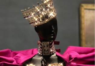 Μέσα στην έκθεση αφιέρωμα στον Christian Dior που «προσγειώθηκε» στο Μουσείο Μπρούκλιν