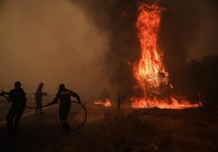 Μεγάλη φωτιά στη Μεγαλόπολη – Εισήγηση για εκκένωση οικισμού και μήνυμα του 112