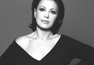 Έτσι ήταν η Χαρούλα Αλεξίου στα 20 χρόνια της