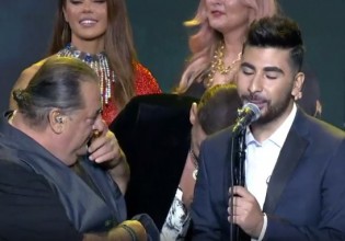 J2US – Το συγκινητικό φινάλε του σόου και η αφιέρωση του Βασίλη Καρρά στον Παντελή Παντελίδη