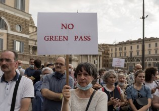 Ιταλία – Ανώτατη αστυνομικός σε διαδήλωση κατά του πράσινου πάσου