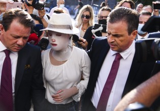 Επίθεση με βιτριόλι – Η μεγάλη μάχη της Ιωάννας για να μην χάσει το μάτι της – Τι λέει ο γιατρός της