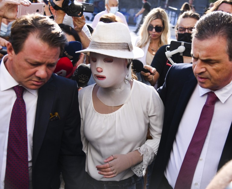 Η Ιωάννα δεν είναι «τέρας». Είναι μια πανέμορφη κοπέλα που ζητά τον σεβασμό μας