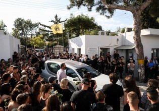 Κηδεία Mad Clip – Η σπαρακτική σκηνή που λίγοι είδαν – Η μούσα του, Αρετή, τον αποχαιρετά