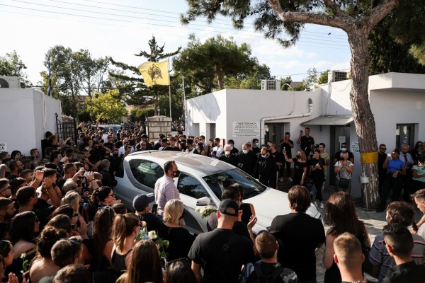 Κηδεία Mad Clip – Η σπαρακτική σκηνή που λίγοι είδαν – Η μούσα του, Αρετή, τον αποχαιρετά