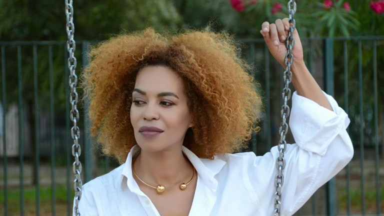 Νίκη Σερέτη – «Φοβόμουν να κάνω παιδί γιατί σκεφτόμουν το χρώμα του»