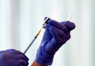 Οικονόμου – Με εμβολιασμούς και συχνά τεστ η επιστροφή στα σχολεία – Τι είπε για την επέκταση της υποχρεωτικότητας