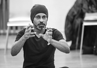 Ακραμ Καν – «Φοβάμαι όταν ο καλλιτέχνης παύει να είναι περίεργος»