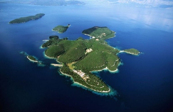 Σκορπιός – Επιχορήγηση 4,3 εκατ. ευρώ στον μεγιστάνα ιδιοκτήτη του νησιού για το 5αστερο ξενοδοχείο