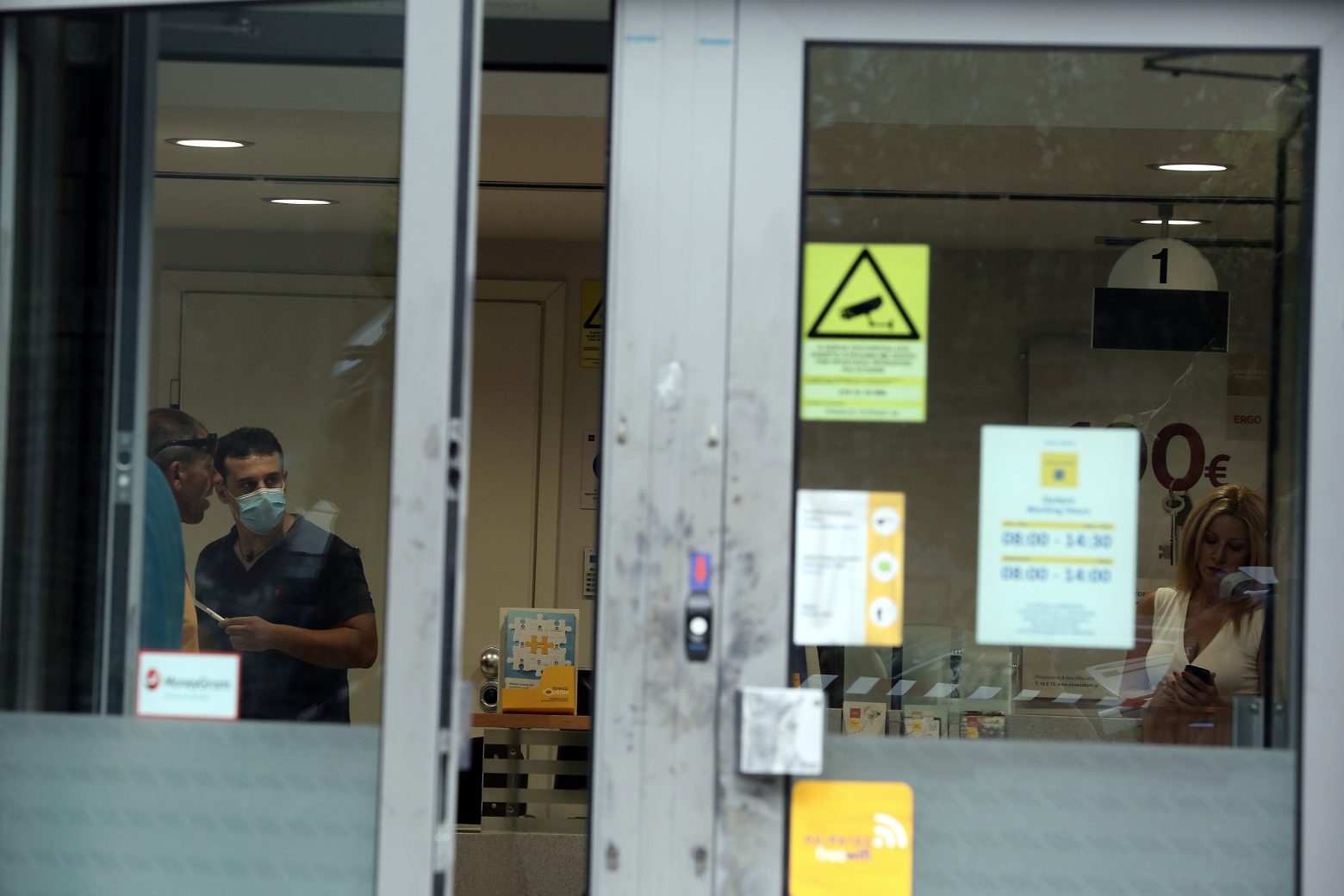 Ληστεία σε τράπεζα στο κέντρο της Αθήνας - Με βαρύ οπλισμό οι δράστες